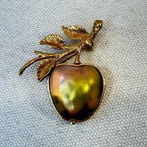 Sarah Coventry Golden Glowing Glass Apple Brooch Gold Tone Marked Vintage MCM‎